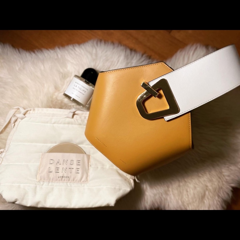 Danse Lente Johnny Bucket Bag（Carmel/White）